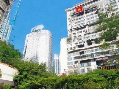 宁波怡莱酒店位于宁波市区，靠近市中心，适合游览和休闲。酒店提供多种特色设施，如餐饮和住宿服务，且环境舒适。用户可以在宁波怡莱酒店体验宁波的都市氛围。