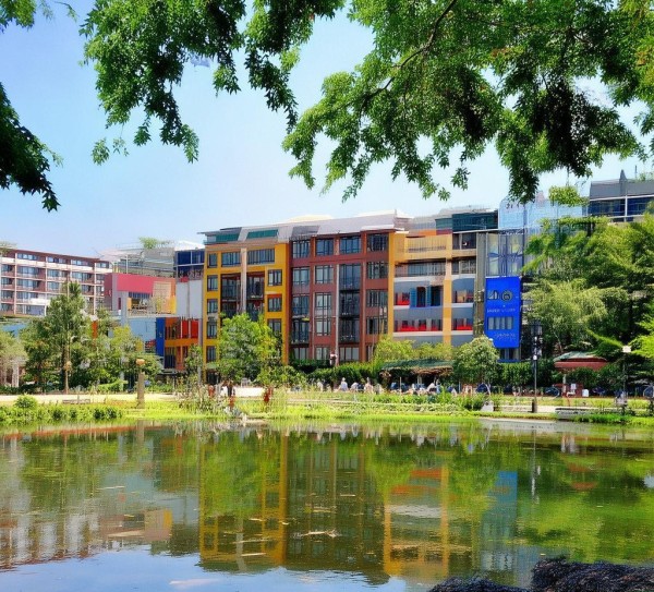 珠海万悦酒店周边设施丰富，周边交通便利，周边环境优美，适合放松身心。