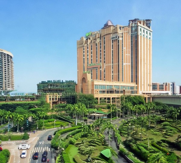 澳门维景酒店位于东区，距离主要景点仅需步行即可到达。建议您使用打车的方式前往，或步行即可。酒店距离东大门门仅需1分钟车程，周边环境优美，设施齐全，适合各类游客。