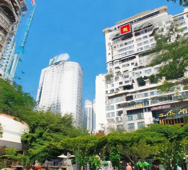 宁波怡莱酒店位于宁波市区，靠近市中心，适合游览和休闲。酒店提供多种特色设施，如餐饮和住宿服务，且环境舒适。用户可以在宁波怡莱酒店体验宁波的都市氛围。