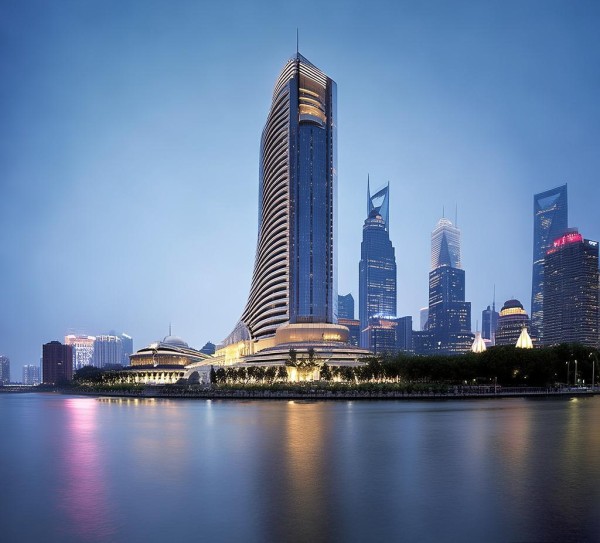 上海的水上皇冠酒店在哪里？