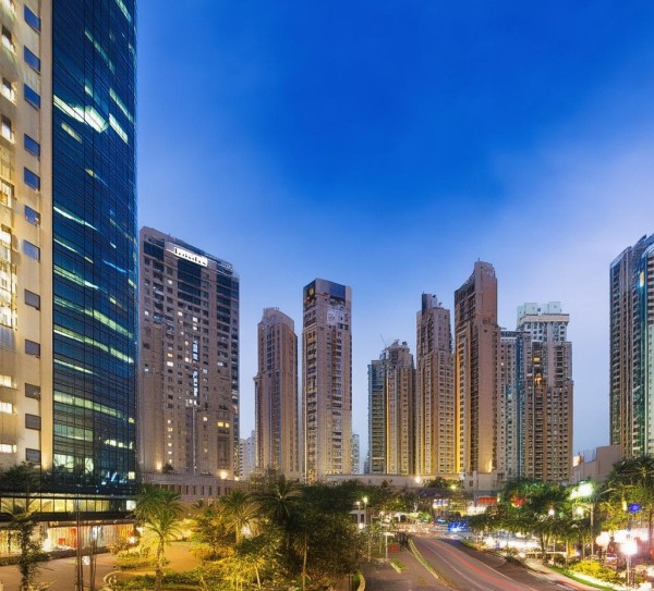 漳州有很多知名的商务酒店，推荐以下优质选择，，lier酒店，位于漳州市区，提供高质量的商务服务。，YiKai酒店，在漳州商业区，适合商务人士。，Atra酒店，靠近泉州大鹏公园，适合商务需求。，Resortingiers酒店，在泉州，适合高端商务酒店需求。，Crest酒店，提供高端商务服务。，Waist酒店，高端连锁品牌，适合商务人士。，这些酒店都提供优质的服务和设施，帮助您找到合适的商务选择。