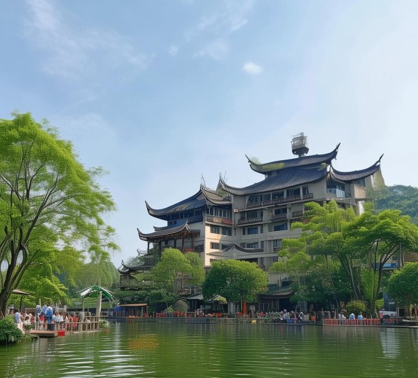 桂林榕湖饭店，南侧柳林公园，周边景点众多，美食地道，适合家庭游。